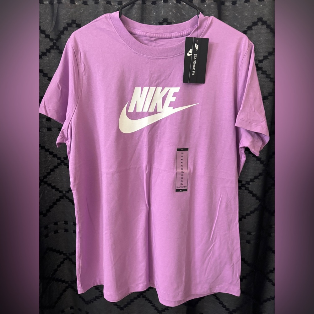 NWT Nike Women's Standard Fit Tee